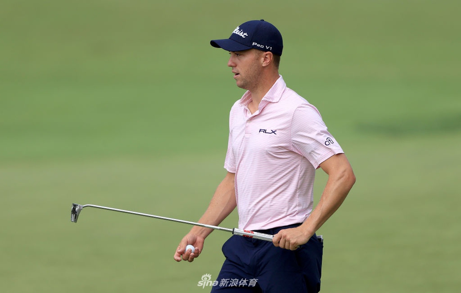 米克尔森面对关键推杆露出经典笑容，全场观众屏息凝神期待奇迹。