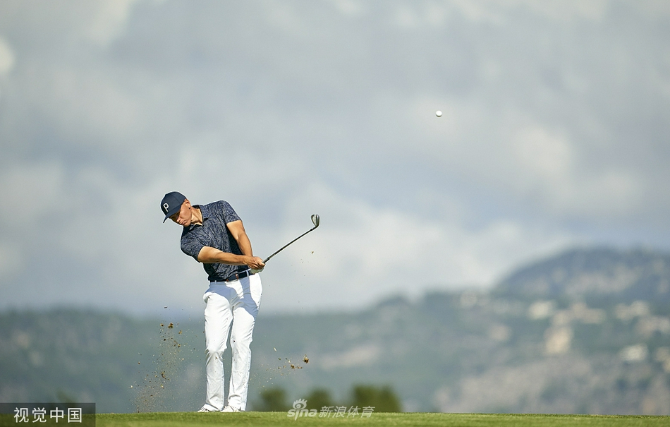 温特在练习果岭上专注推杆,夕阳为他勾勒出金色的轮廓,宁静而充满力量