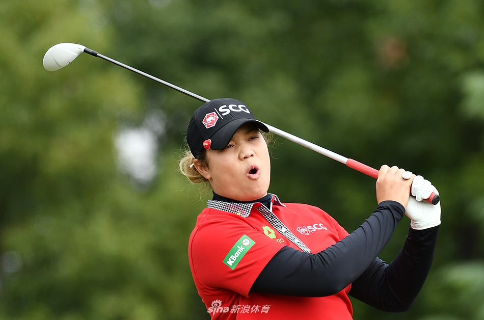 中国新星刘文博在果岭上仔细阅读推杆线路,她专注的神情预示着中国高尔夫新生代的崛起与潜力