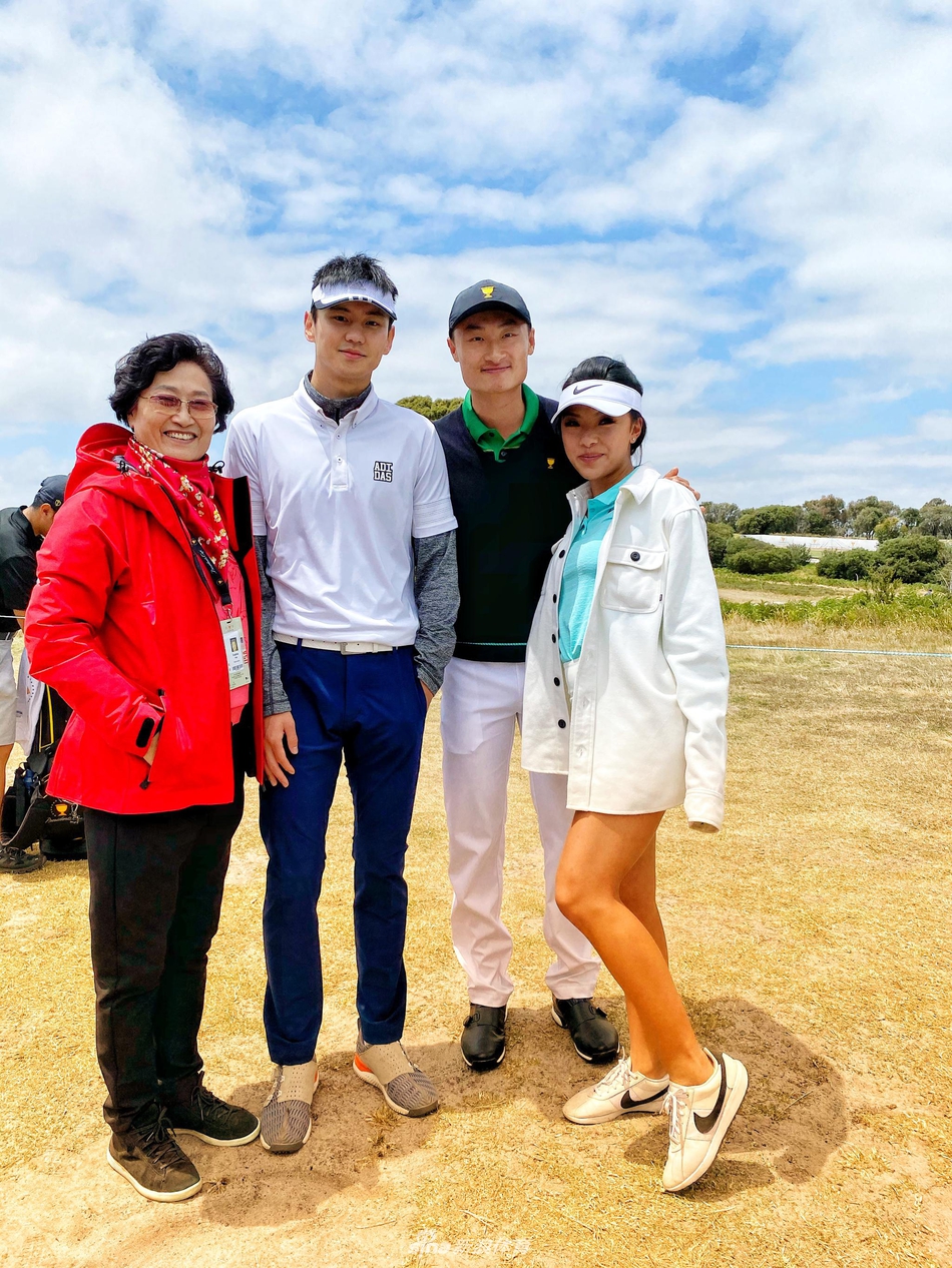 何沐妮与国际队队员、中国高尔夫球星李昊桐及其母亲温馨合影，宛如一家人。