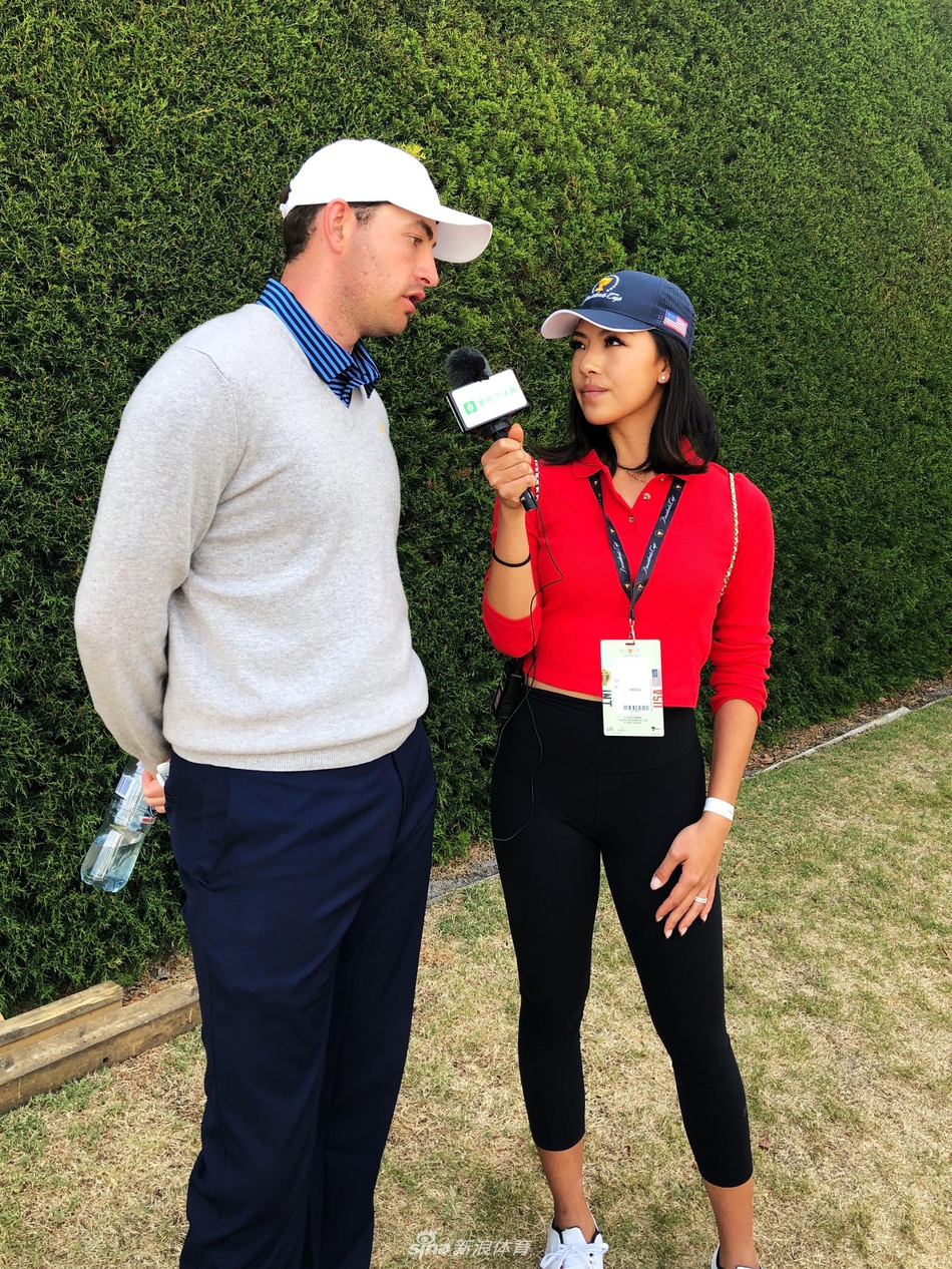 何沐妮与国际队队长、高尔夫名将厄尼·埃尔斯合照，两人手持赛事纪念品，气氛轻松愉快。