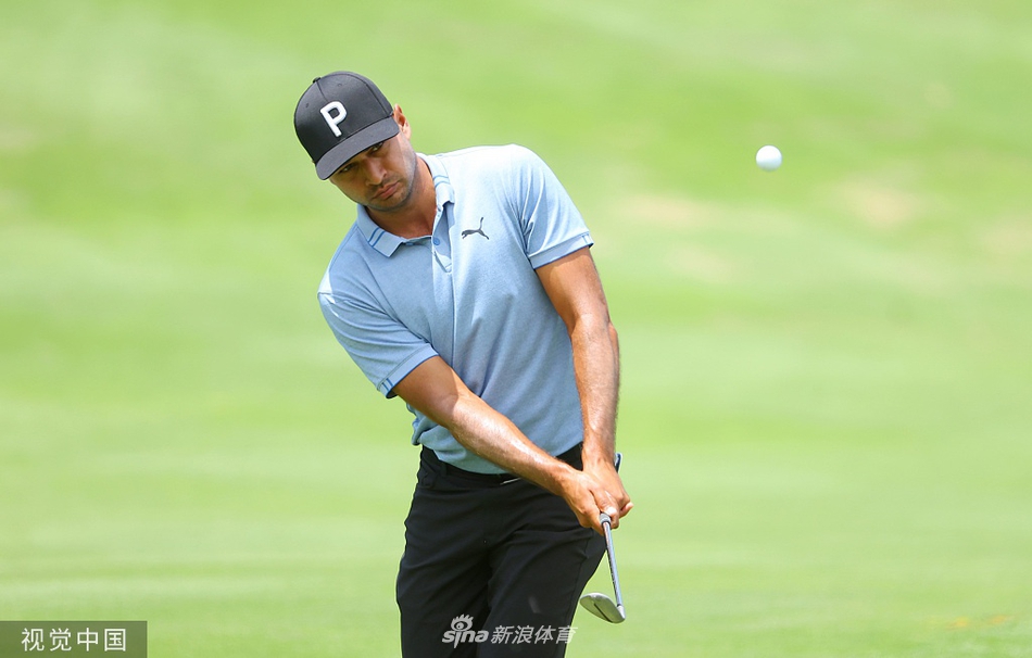 本土领先者阿瑞斯在记分处确认成绩,眼神专注,手握球队前景在握