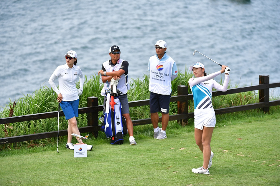 众多高尔夫球手同场竞技，展现女子高尔夫运动的魅力与风采