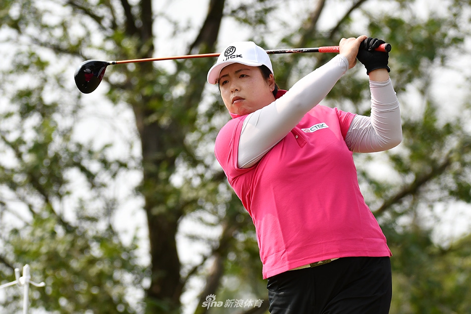 韩国名将金世煐在球道上稳健进攻,她在此轮紧追领先者,为次轮的逆袭埋下伏笔