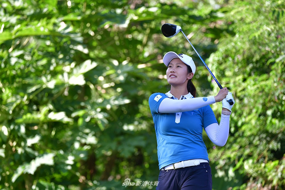 一位选手在沙坑中演示救球技巧，沙砾飞扬的瞬间展现出高超的短杆技术