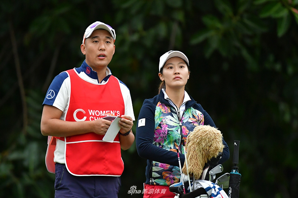 张芸杰在午后阳光下完成收杆，整套动作如行云流水，一气呵成。