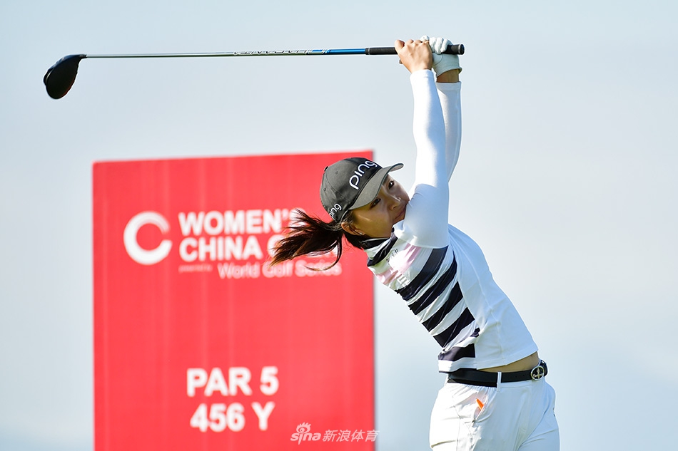 隋响在沙坑中救球，沙粒飞溅的瞬间展现出高超的短杆技巧与镇定。