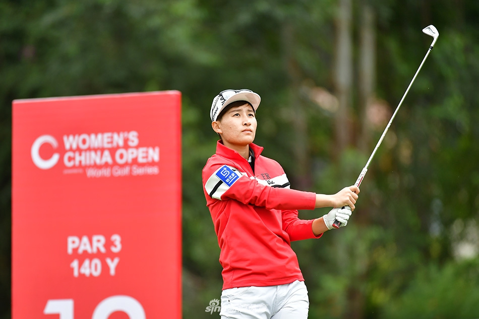 刘依一凝视远方果岭，年轻的脸庞上写满自信与对胜利的渴望。