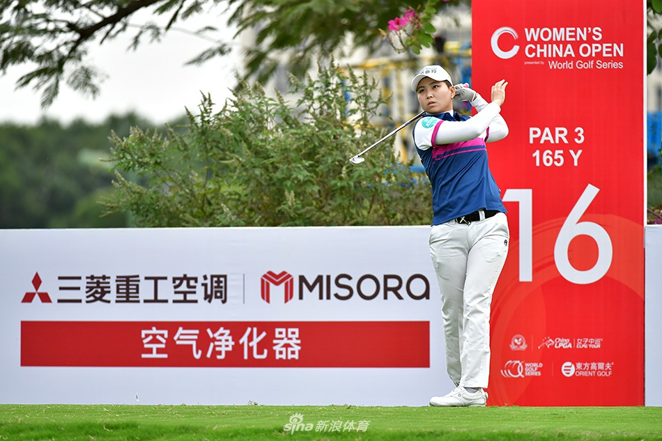 冯思敏全神贯注，在果岭边缘审视推杆路线，眼神锐利如鹰隼。