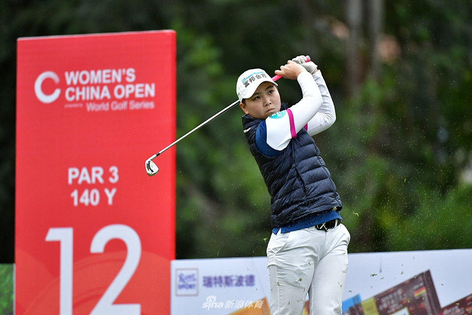 李茜娅奋力挥杆，长发随风扬起，力量与柔美在动作中完美融合。