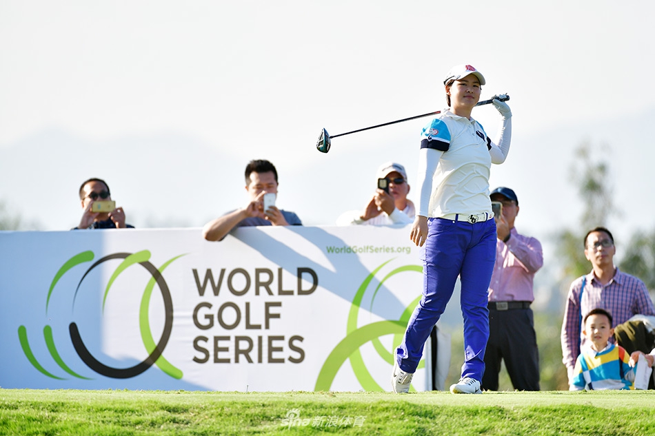 张芸杰在蔚蓝天空下优雅挥杆，身姿如弓，球杆划过空气，仿佛凝聚了全身的力量与专注。