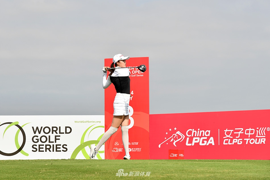 林希妤果岭上从容推杆，姿态优雅如舞，周围的观众屏息凝神，等待小球滚入洞杯的瞬间。