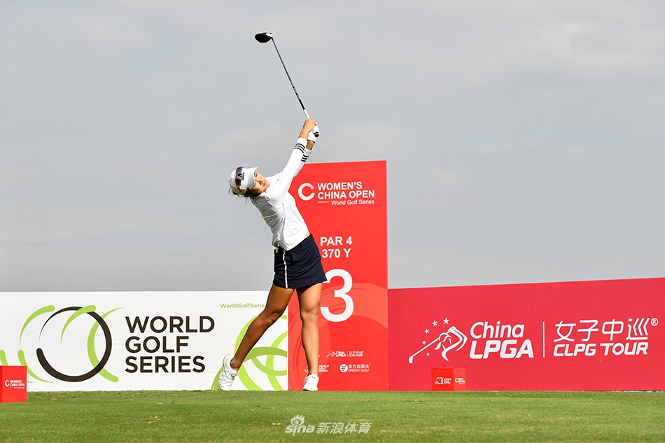 殷若宁侧身站立，在阳光照耀下凝视远方落点，青春的侧脸写满对胜利的憧憬与坚定。