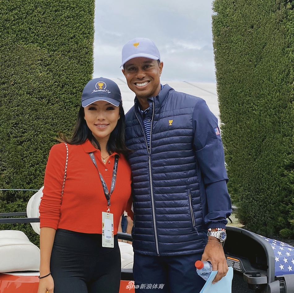 宁泽涛、何沐妮与李昊桐三人并肩站立，在晴朗天空下的高尔夫球场边留下充满朝气的合影。