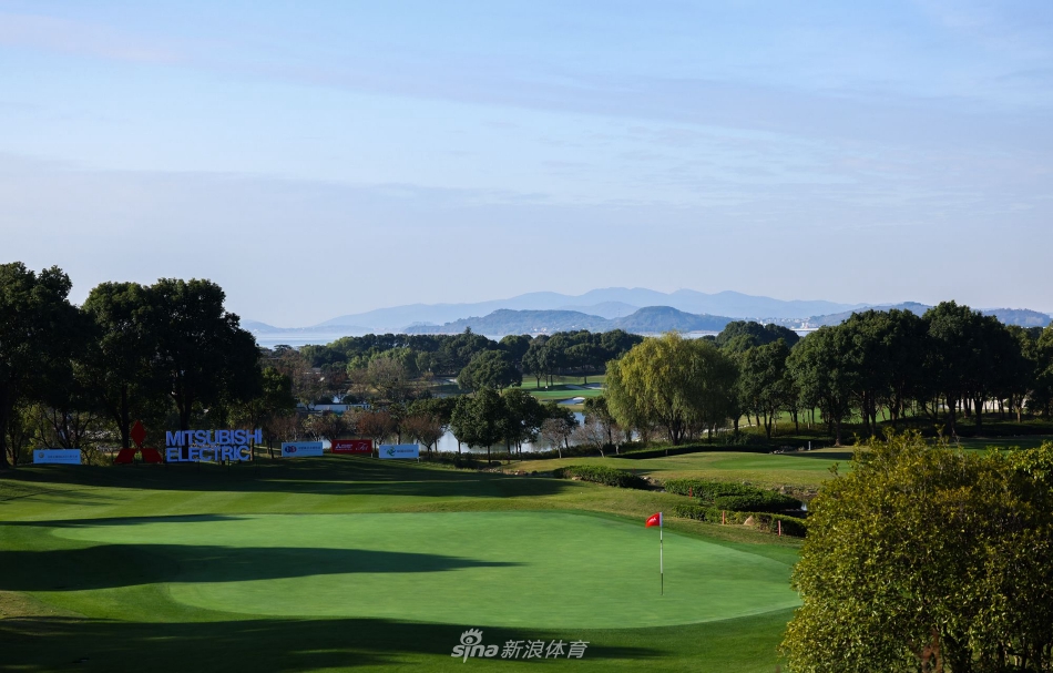 冠军奖杯静置展示，熠熠生辉，等待着最终胜利者的到来