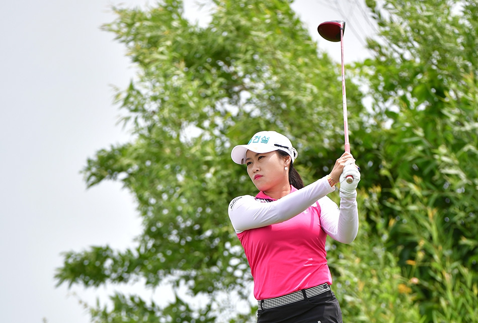 韩国选手池韩颂在球道上优雅挥杆，身姿挺拔