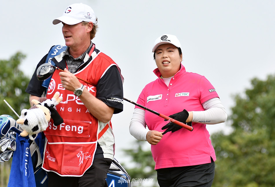 泰国球星阿瑞雅在完成一记精彩击球后露出自信微笑,她与球童默契击掌,庆祝又一个成功的攻果岭一杆