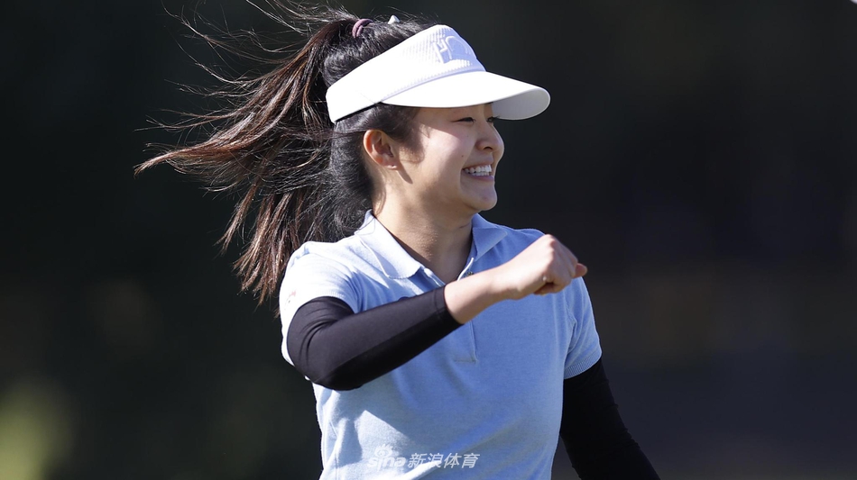 赛事颁奖或庆祝环节的宽幅全景，众多选手与嘉宾齐聚，气氛热烈，为新浪杯比赛画上了一个圆满的句号。