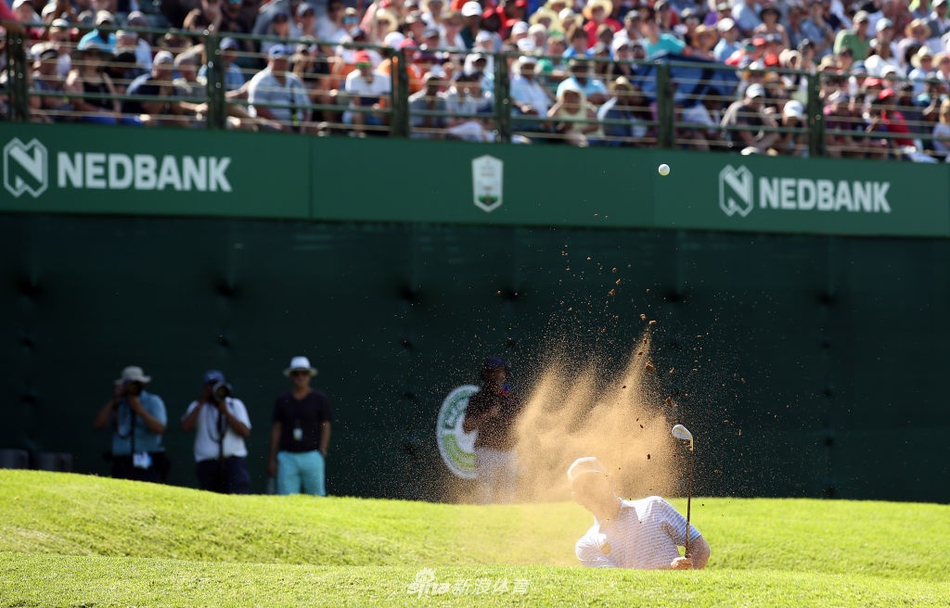 路易·乌修仁在球道上审慎观察，与球场背景中的非洲丛林融为一体