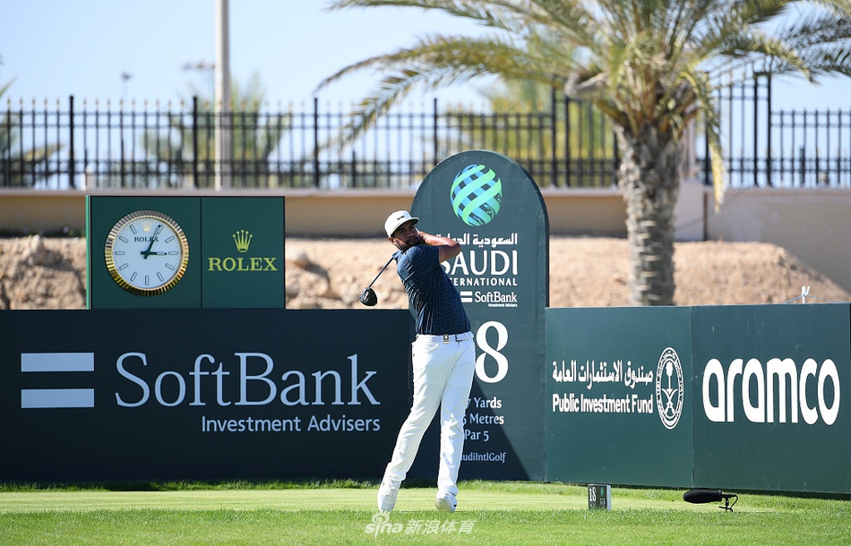 哈顿在黄昏球道上挥杆剪影，夕阳为整个场景镀上金边