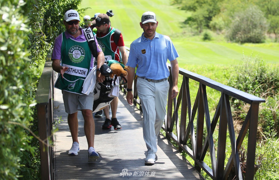 加里普莱尔球场壮丽的日落景象，球道在金色余晖中伸向远方