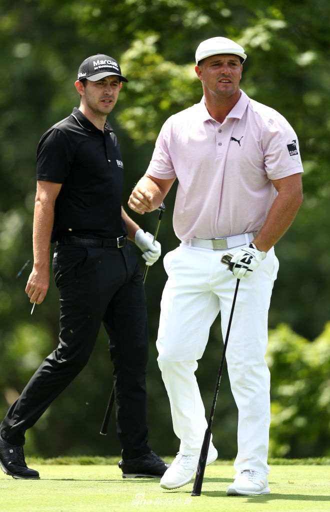 贾斯汀-托马斯在果岭边优雅地完成切杆，球杆划过草皮带起一片碎草。