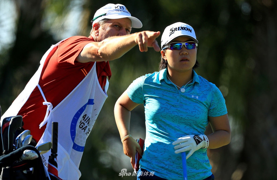 内莉·科达等球星在练习场认真热身，每一场辉煌背后都是日复一日枯燥而刻苦的训练