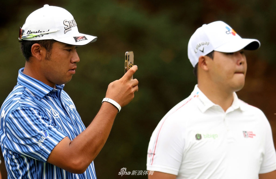 罗里·麦克罗伊在开阔的球道上全力挥杆，身体形成完美的扭矩，白色小球在蓝天下划出一道优美的弧线。