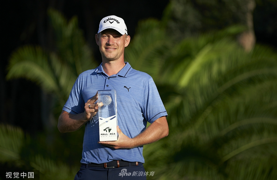 温特深情亲吻冠军奖杯,银色奖杯映衬着他满足而灿烂的笑容