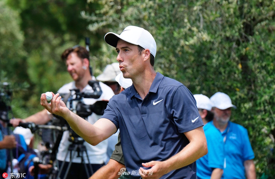 比赛收官时刻，夕阳余晖洒在果岭上，球员完成最后一推后如释重负，与球童击掌庆祝，为精彩赛事画上句号。