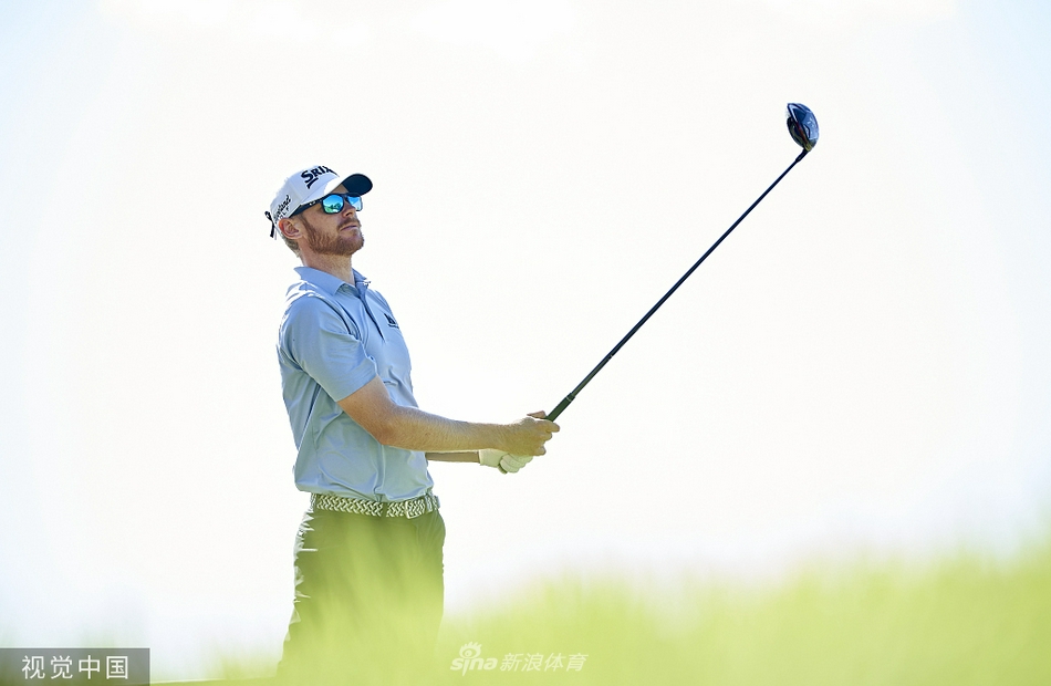 温特手持冠军奖杯与赛事吉祥物合影,笑容灿烂,身后是马略卡岛美丽的黄昏天际线