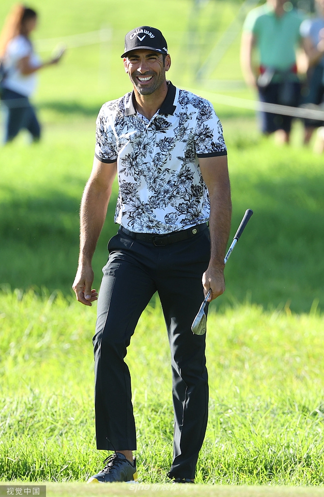 冠军捧杯时刻,温特高举奖杯面向观众,背景是马略卡岛经典的球场会所与棕榈树