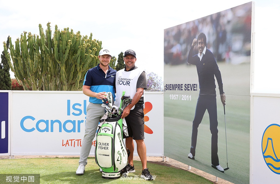 球童为球员仔细擦拭高尔夫球具,专注的细节服务是赛场成功的重要一环