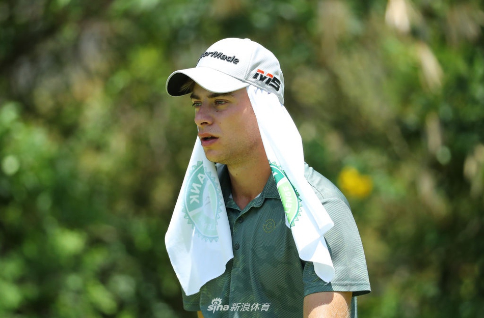 赞德·伦巴推杆后小球滚向洞杯，瞬间凝聚了所有观众的期待