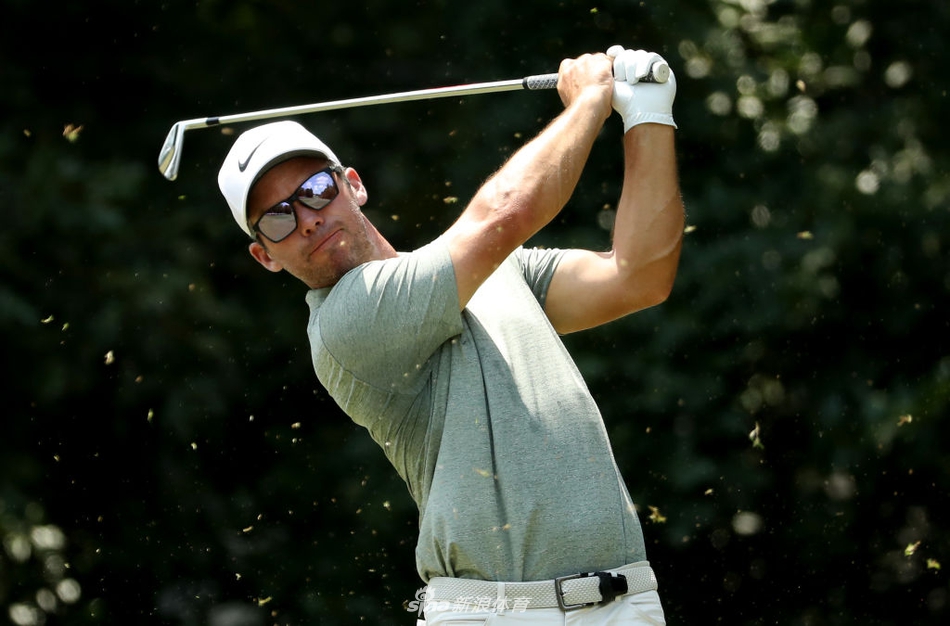 科林·森川在长草中冷静救球，表情沉着，展现出超越年龄的大将风范。