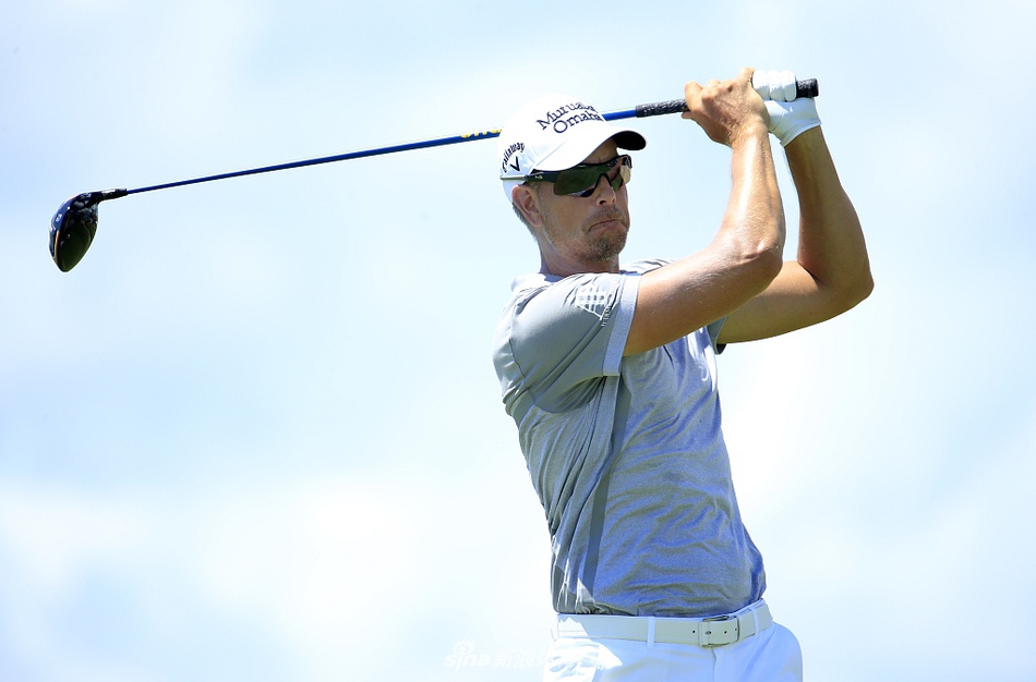 斯沃福德与球童在果岭上并肩行走，认真研讨下一杆的攻果岭策略