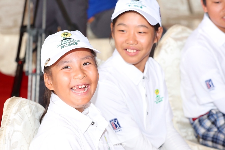 外籍冠军萨克森亲切地与一名小球员单独交流击球技巧