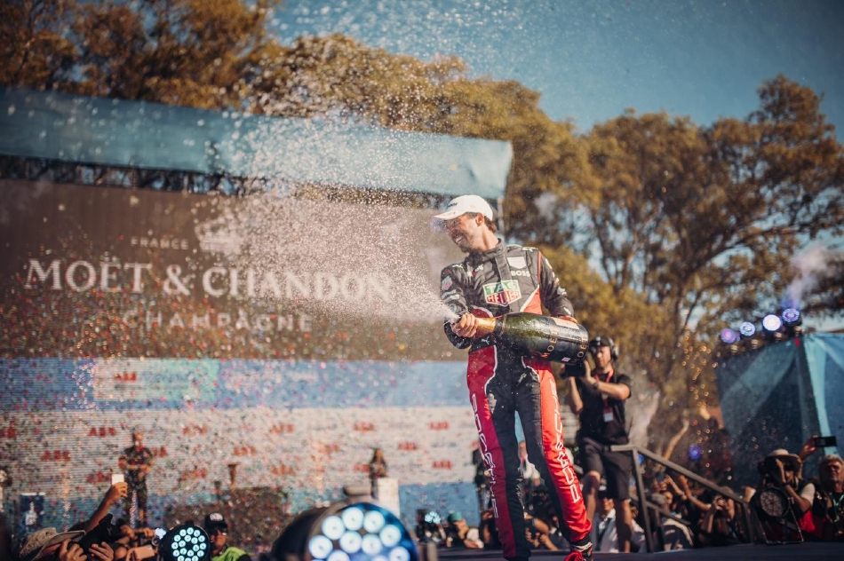 正赛发车时刻，杆位得主费内斯特拉兹的日产赛车如离弦之箭冲出，身侧多台赛车并驾齐驱，争夺首个弯道的先机。