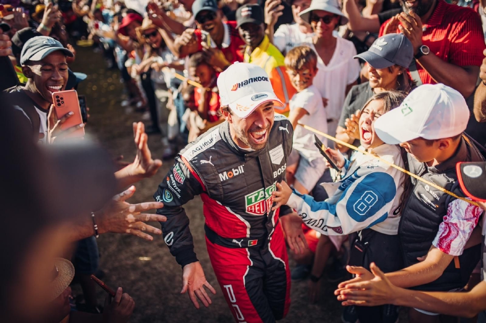 保时捷车队工作人员在维修区内紧张工作，他们专注地监测着赛车数据，为场上的达科斯塔提供至关重要的策略支持。