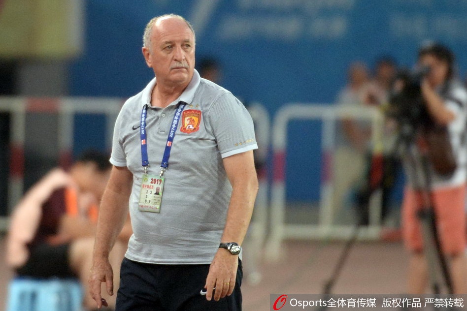 不满判罚?恒大球员赛后集体拒绝与裁判组握手