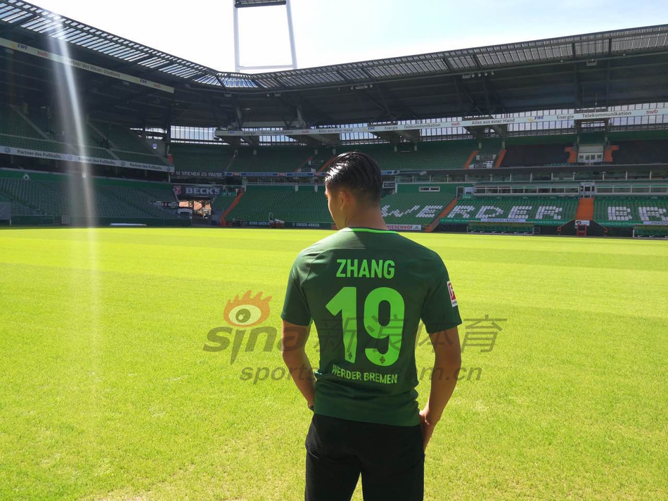 7月3日，英超西布朗俱乐部官方宣布了中国球员张玉宁以永久转会的方式加盟该俱乐部的消息，而在英超联赛的劳工证制度之下，张玉宁将被租借至德甲云达不莱梅俱乐部两年。