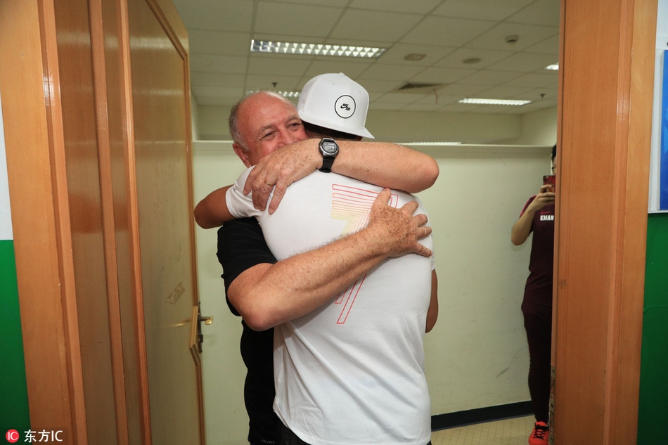 葡萄牙巨星C罗与恩师斯科拉里热情相拥，两人笑容满面叙旧情，这一幕跨越欧亚大陆温情满满