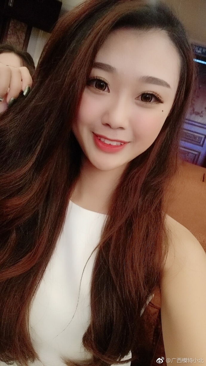 5月6日,雅迪杯足金精英赛比赛展开决赛的争夺,网络红人@广西模特小北