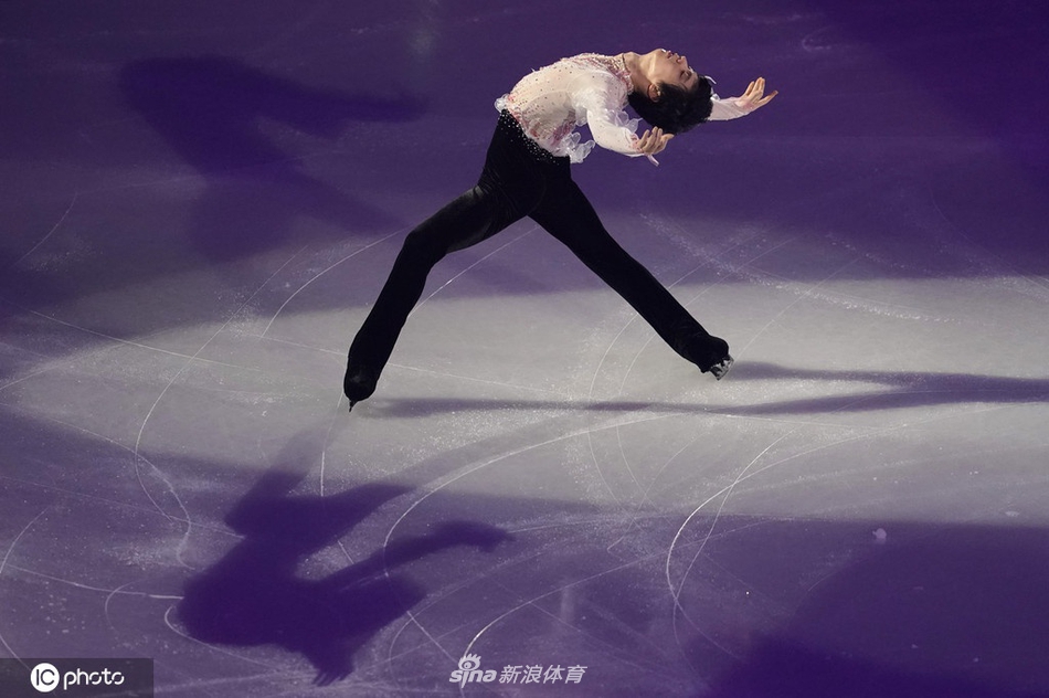 羽生结弦亮相花滑大奖赛日本站表演滑_高清图集_新浪网