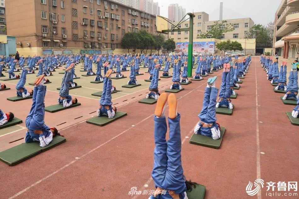 小学"最牛课间操"堪比体操运动员 下腰劈叉样样来