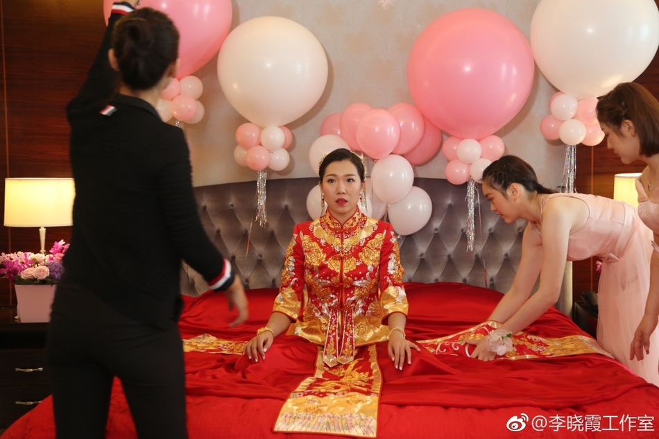 方博,陈梦等担任伴郎或伴娘.来自:李晓霞工作室