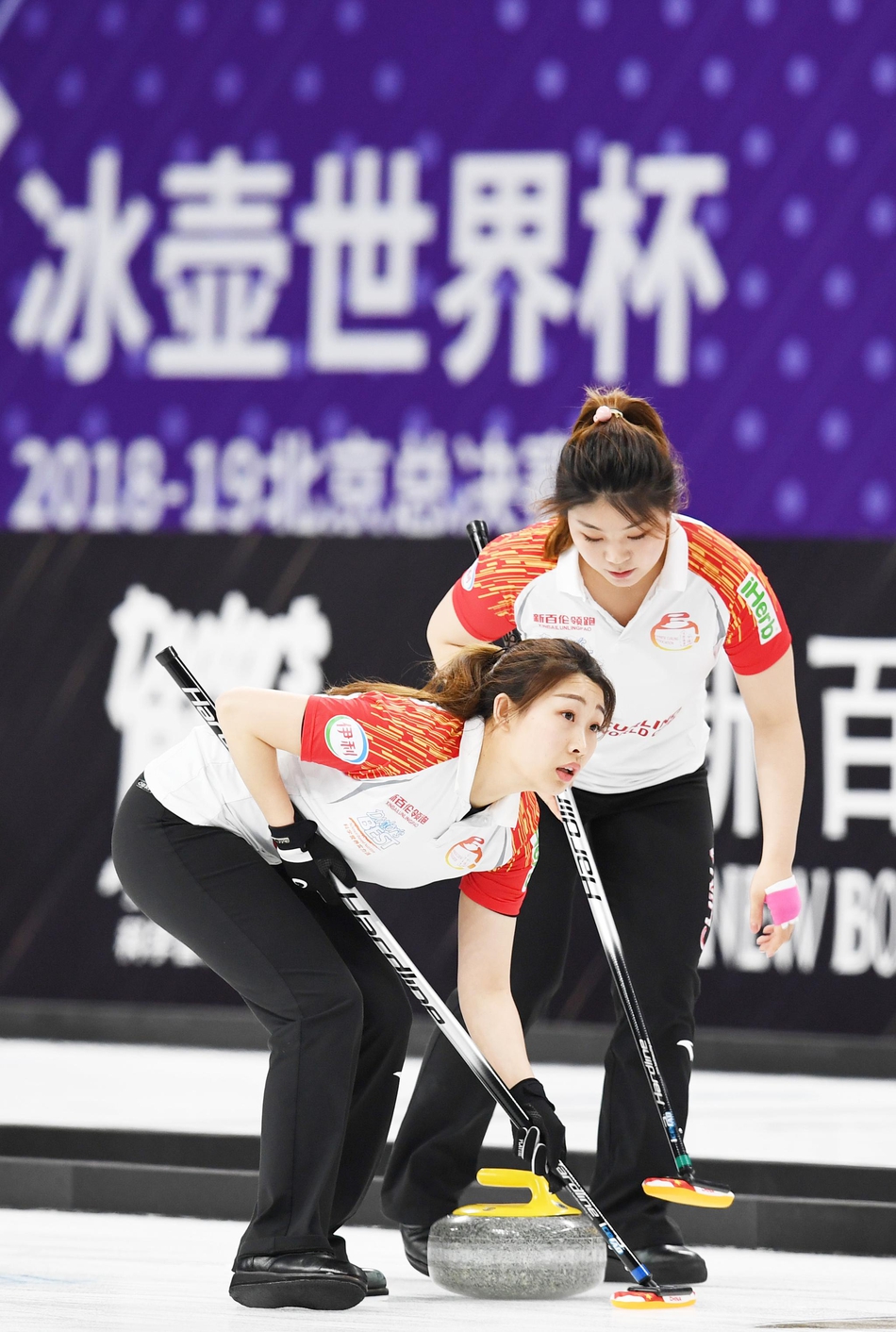 冰壶世界杯总决赛:中国女队7-3胜美国