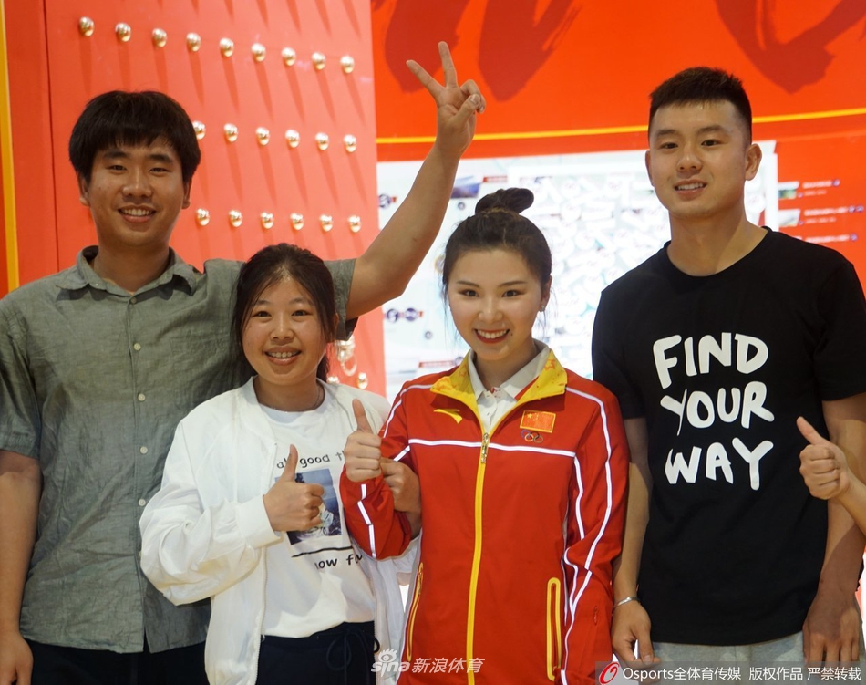 奥运冠军何可欣孙玉洁亮相体博会