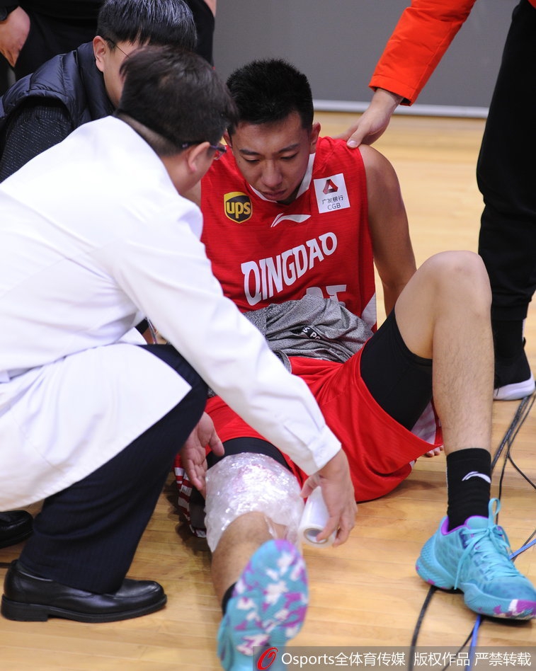 丁皓然躺在担架上，双手紧紧捂住脸庞，似乎不想让镜头捕捉到自己痛苦与不甘的泪水，身体因疼痛而微微蜷缩。