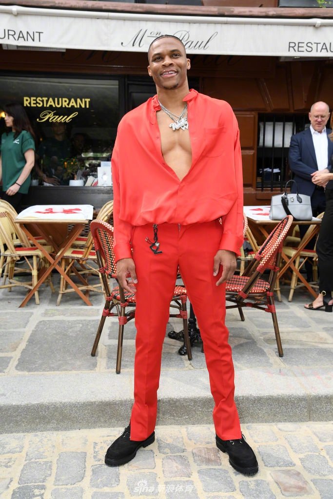 威少行走在秀场外，独特的红色衬衫在人群中格外醒目，他自信的步伐和强大的气场，仿佛将篮球场上的统治力带到了巴黎的街头，每一步都踏出了属于自己的时尚节奏。